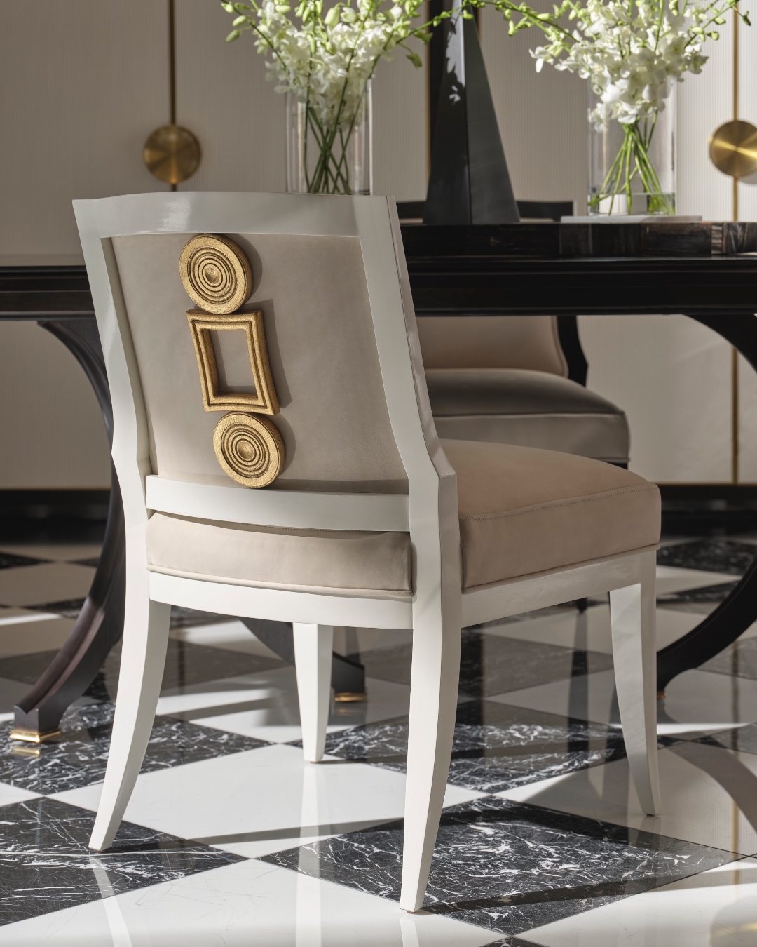 The Vienna Side Chair is the embodiment of elegance, with detailing that mimics the effect of stacked jewelry. Featuring a unique picture frame back, this side chair was originally offered as part of the artfully inspired Laura Kirar Collection. Available with or without carved medallion detail on outback. Also featuring the Vienna Dining Table. Visit the link in our bio for more information. #ThingsChosenWell #BakerReserve