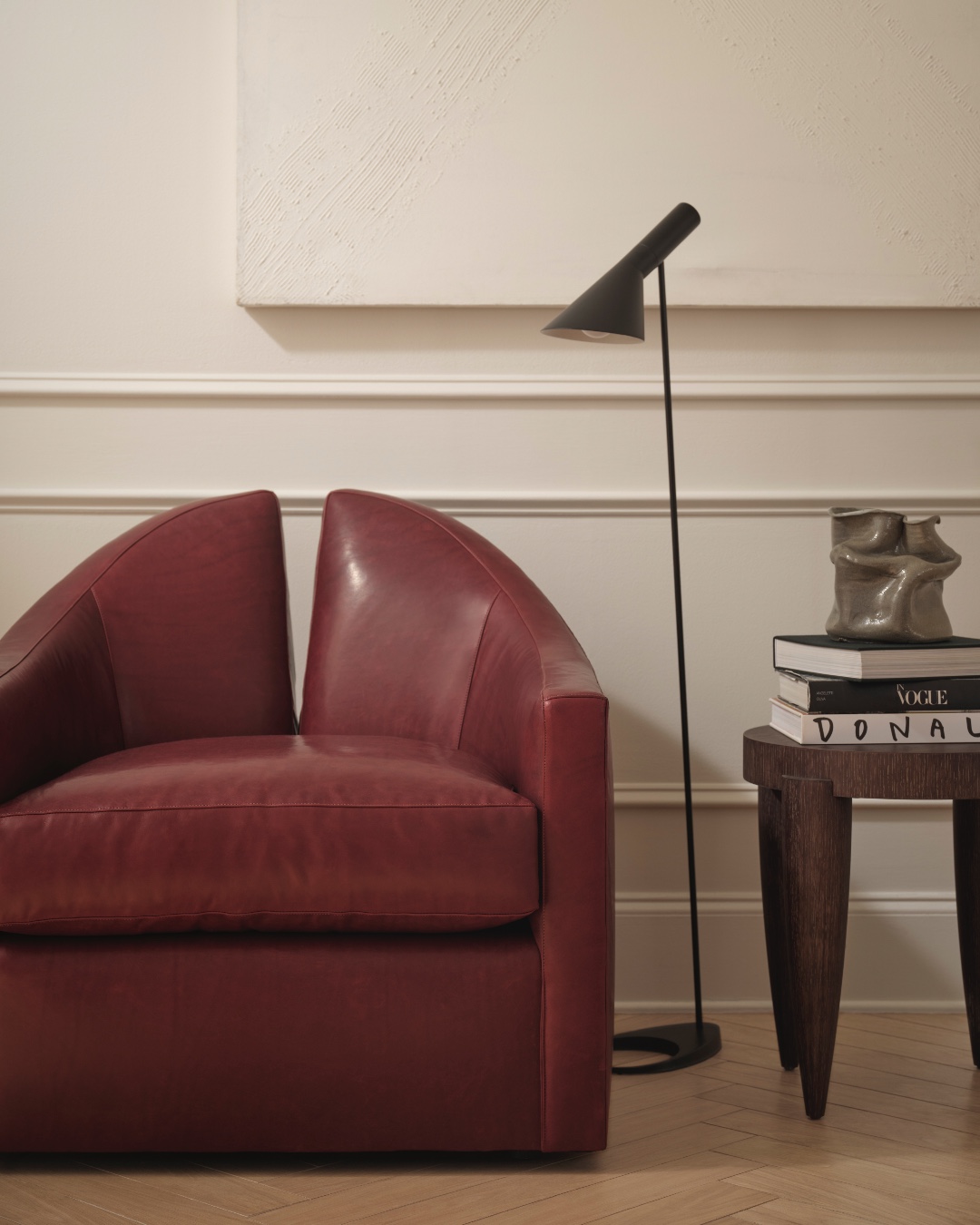 The Revelation Lounge Chair is designed to inspire and surprise the viewer, with clever shaping that makes the piece both visually striking and eminently comfortable. Stationary base with available base options in a 180 degree or 360 degree swivel. Also featuring the Tasmania Side Table. Visit the link in our bio for more information. #ThingsChosenWell #ODA #ODAForBaker